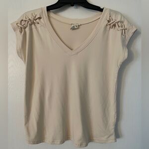 🌻5/$16🌻Top with lace detail on shoulder